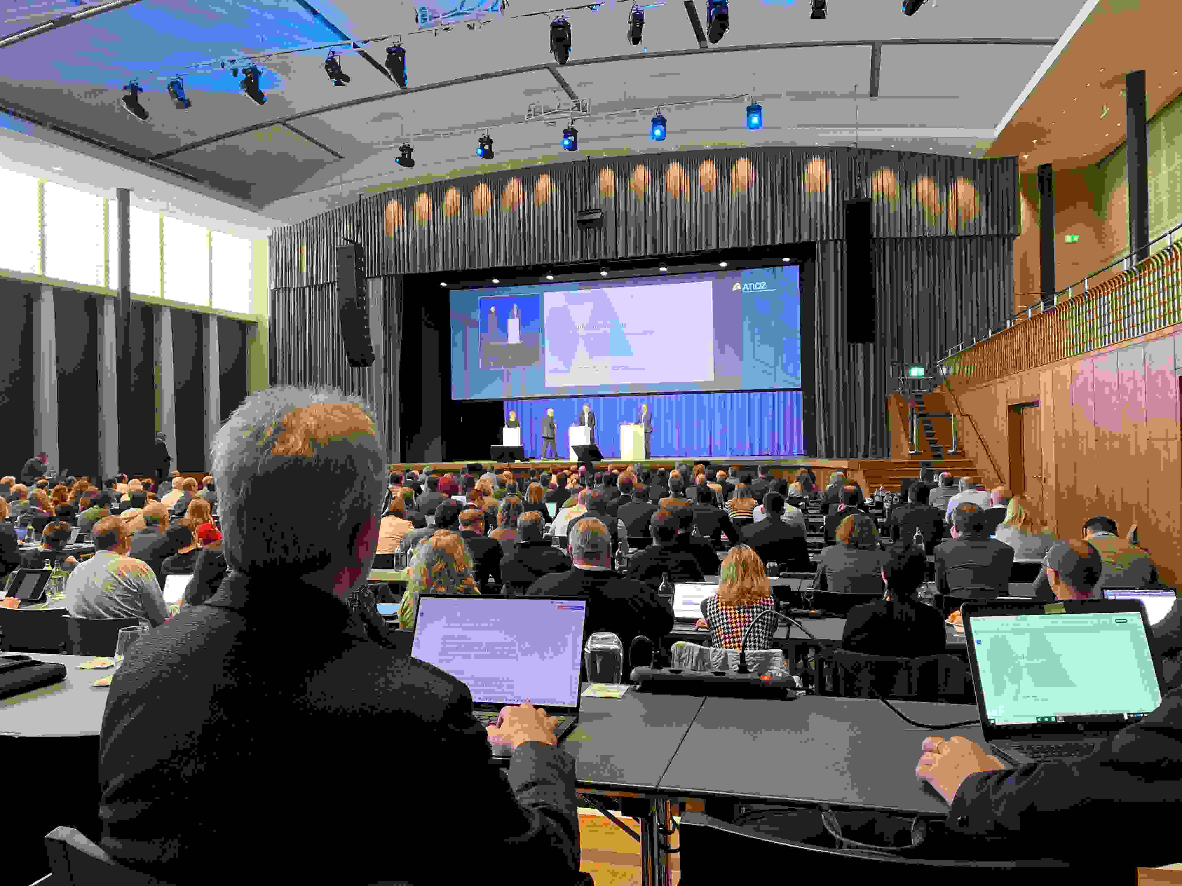 Blick zur Bühne im grossen Saal Blick zur Bühne im grossen Saal